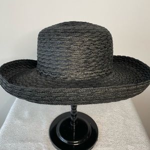 Black packable sunhat by Betmar. NWOT